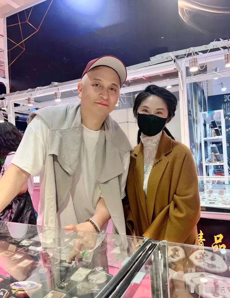 差点没认出来这是吉杰，差点把吉杰误认成吉米，记得他以前一直是沉稳硬汉形象啊！几年