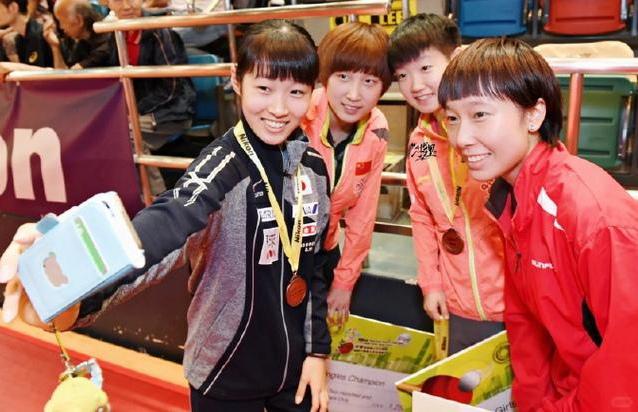 4位单眼皮女乒球员微笑同框：
孙颖莎凤眼如虹，双瞳剪水；钱天一刘海齐眉，俊目流眄