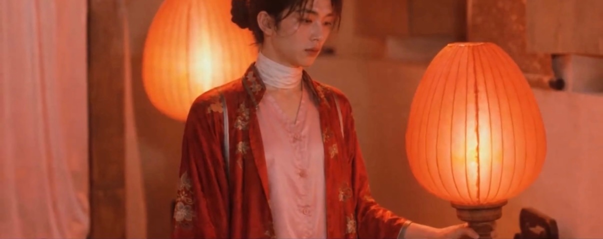 AI性转版大红灯笼高高挂 原来不是故事变了，是视角变了之后连呼吸感都不一样了，A