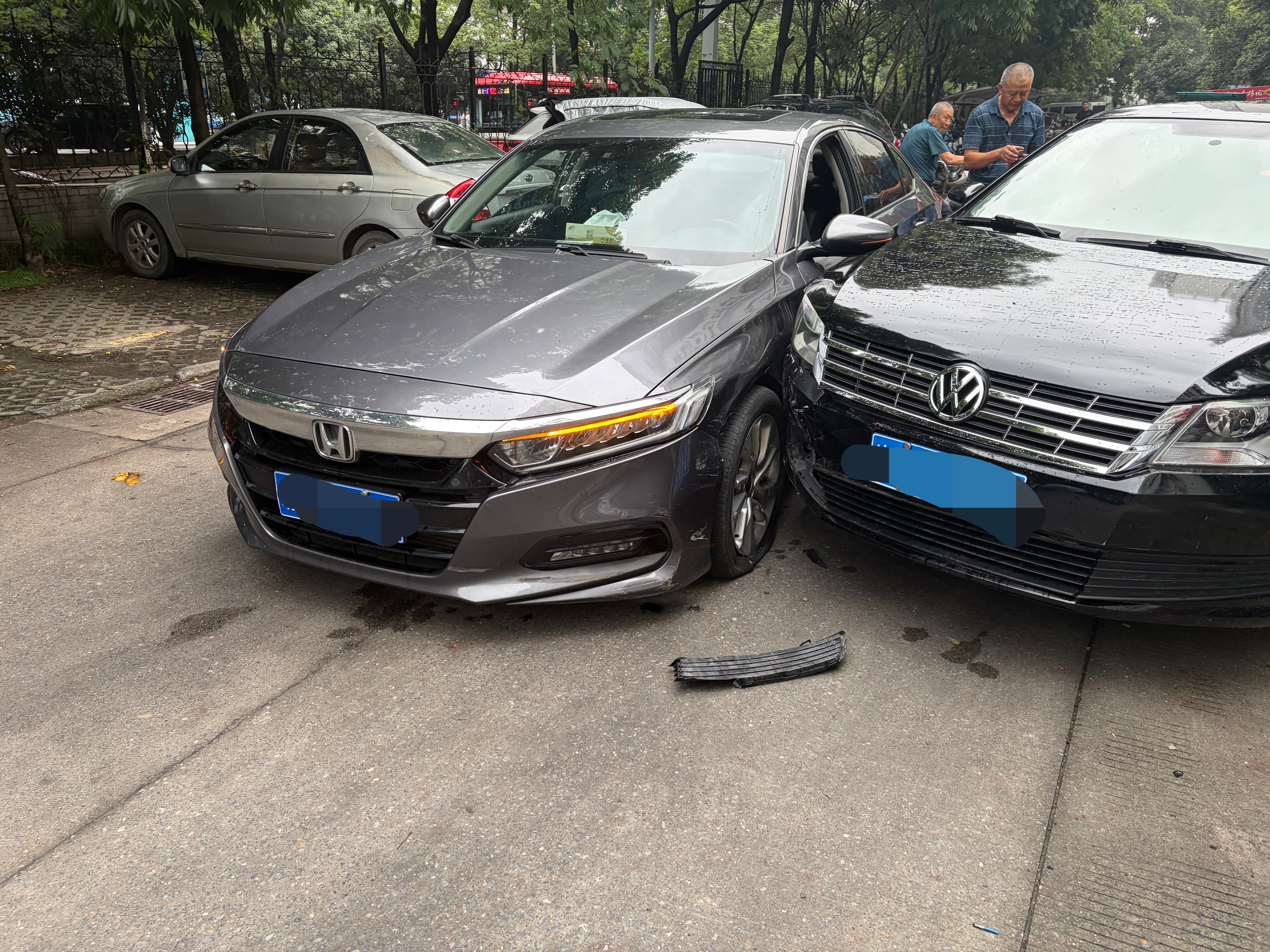 一大早小伙伴就传来坏消息，在小区里和别人发生碰撞，我先不说他是哪辆车，你们帮忙判