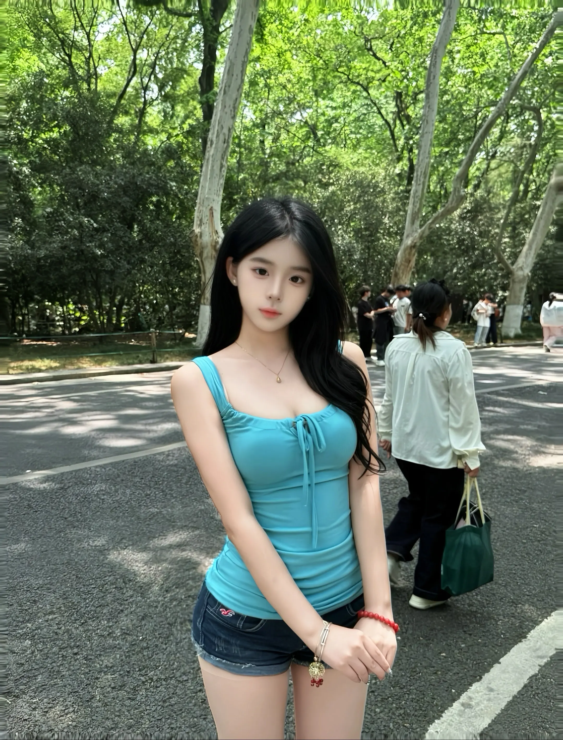 直到看见你和她幸福的点滴 我再也没有监视的勇气 万语难尽涩于口 最终变...