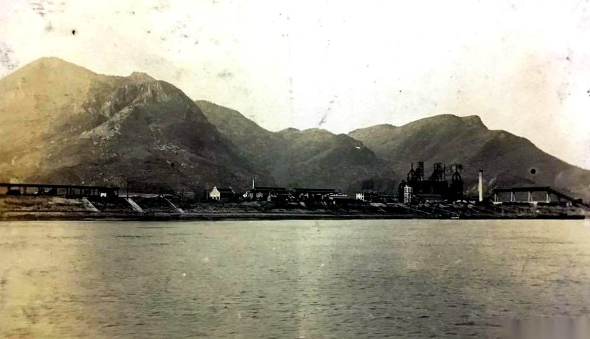 在湖北黄石的西塞山下，曾盘踞着一头钢铁巨兽——大冶钢厂。
巅峰时期，它麾下两万四
