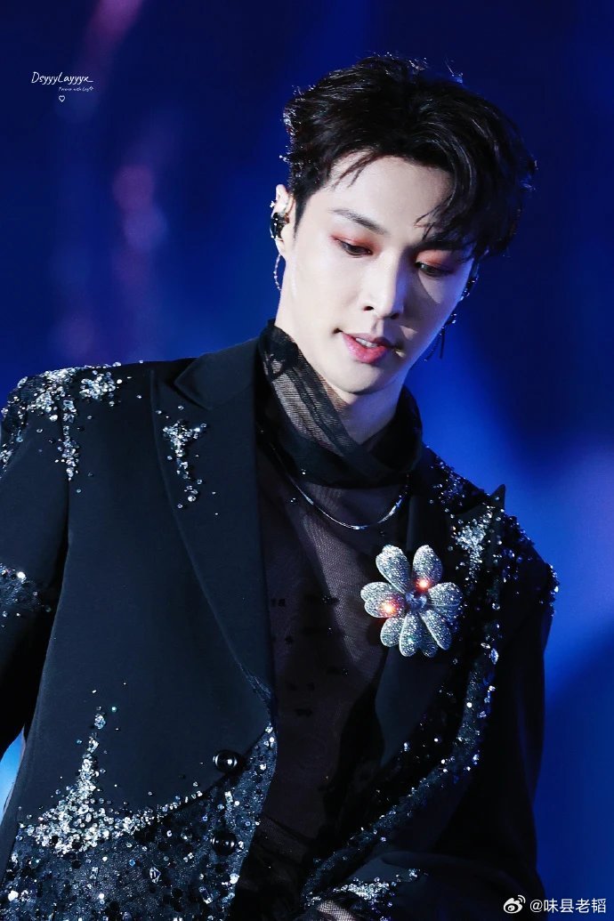 我问女儿，张艺兴的《大花轿》好看吧！？她说，好看好看，他是叔叔还是阿姨啊？………