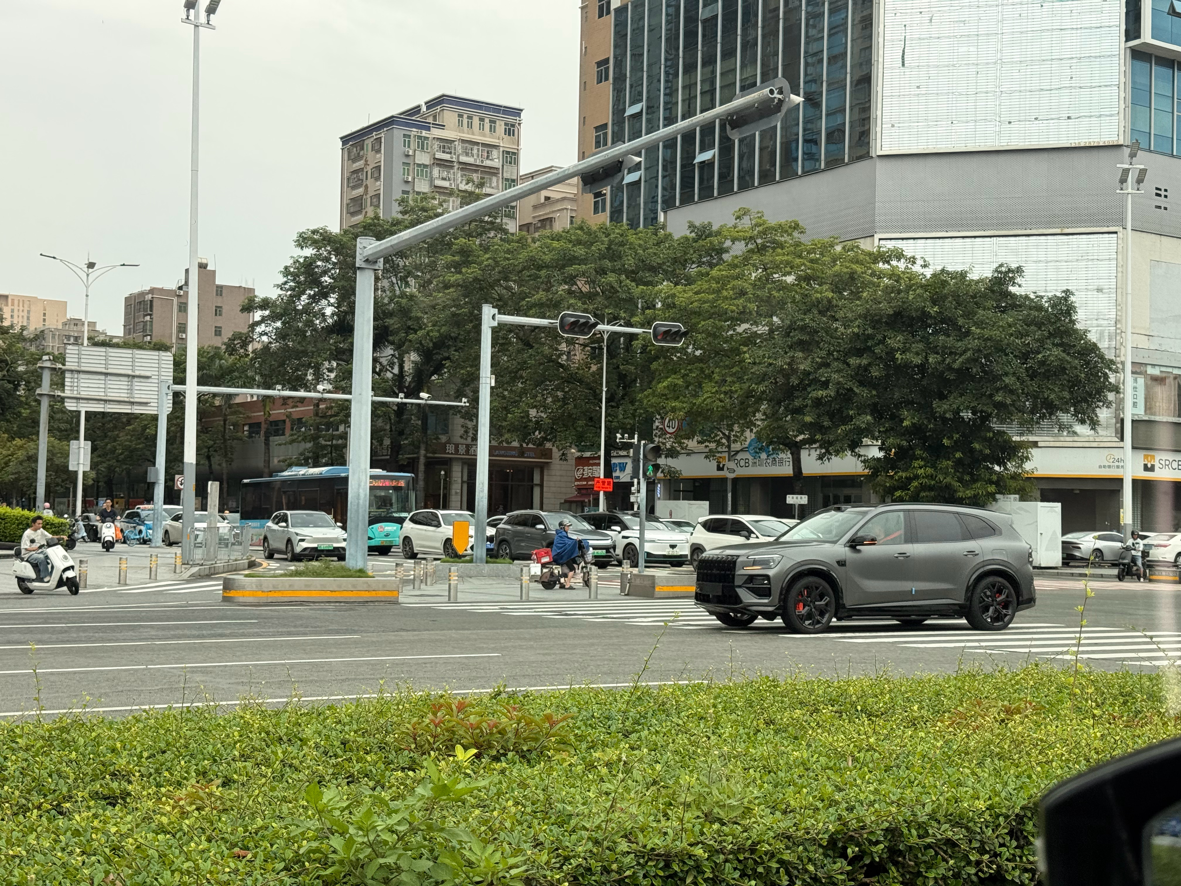 路上第一次见极氪8X曜影版磨砂黑车漆+一身黑色运动套件真的帅啊！大v聊车极氪8x