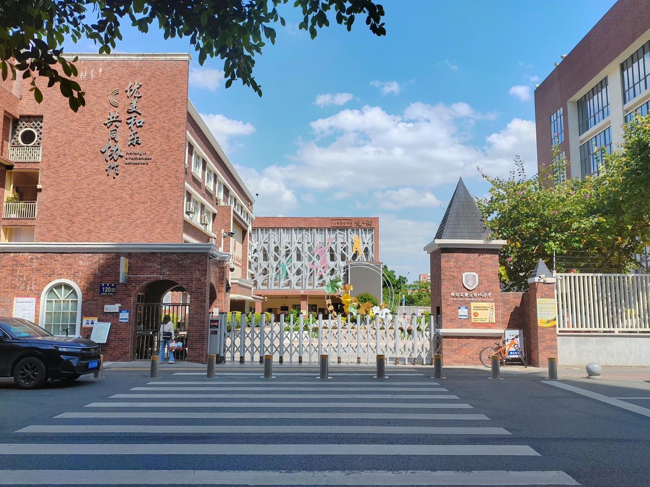 红砖映晴空，高新锦城小学的夏日里，风里都裹着书香。
        阳光漫过教学