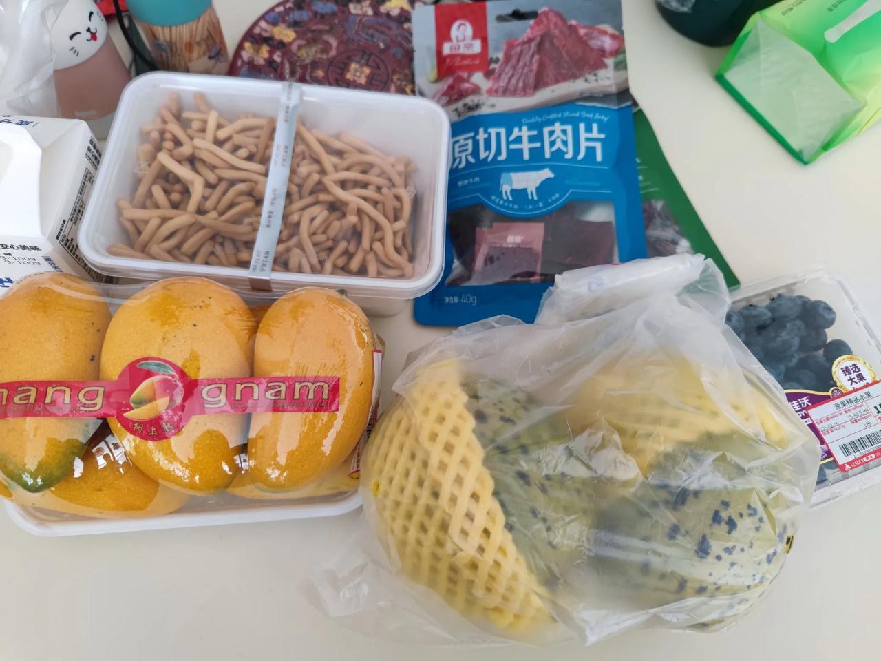 买完服饰类，我俩又去超市逛，转了一圈出来，结账，花费173元，感觉没买啥东西呢，