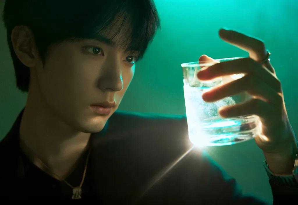 2025年10月31日23时25分34秒发布的消息显示，蔡徐坤、丞磊和周翊然的直