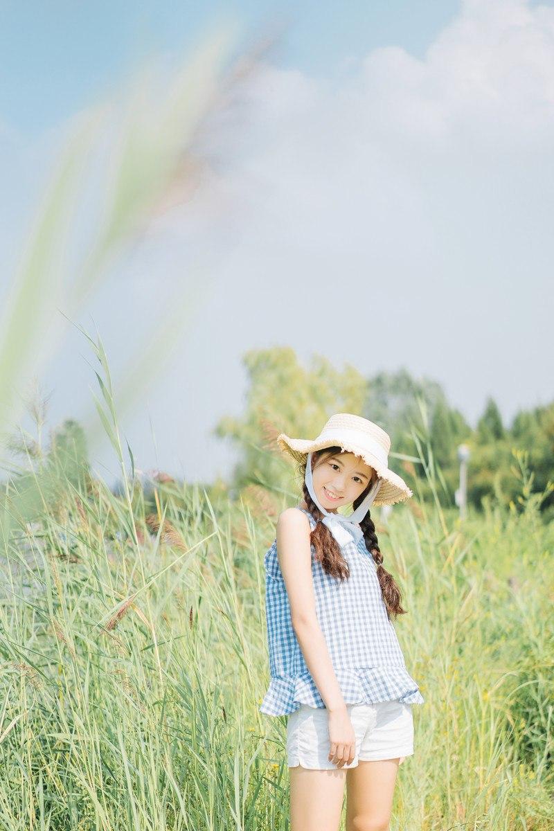 夏日田园少女，草帽与格子衫的清新搭配，笑靥如花，阳光明媚。分享美少女倩影 田园