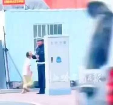 感动，哈尔滨一个小男孩看到交警执勤很辛苦，就送给交警一瓶黄桃罐头。
 
几番推让