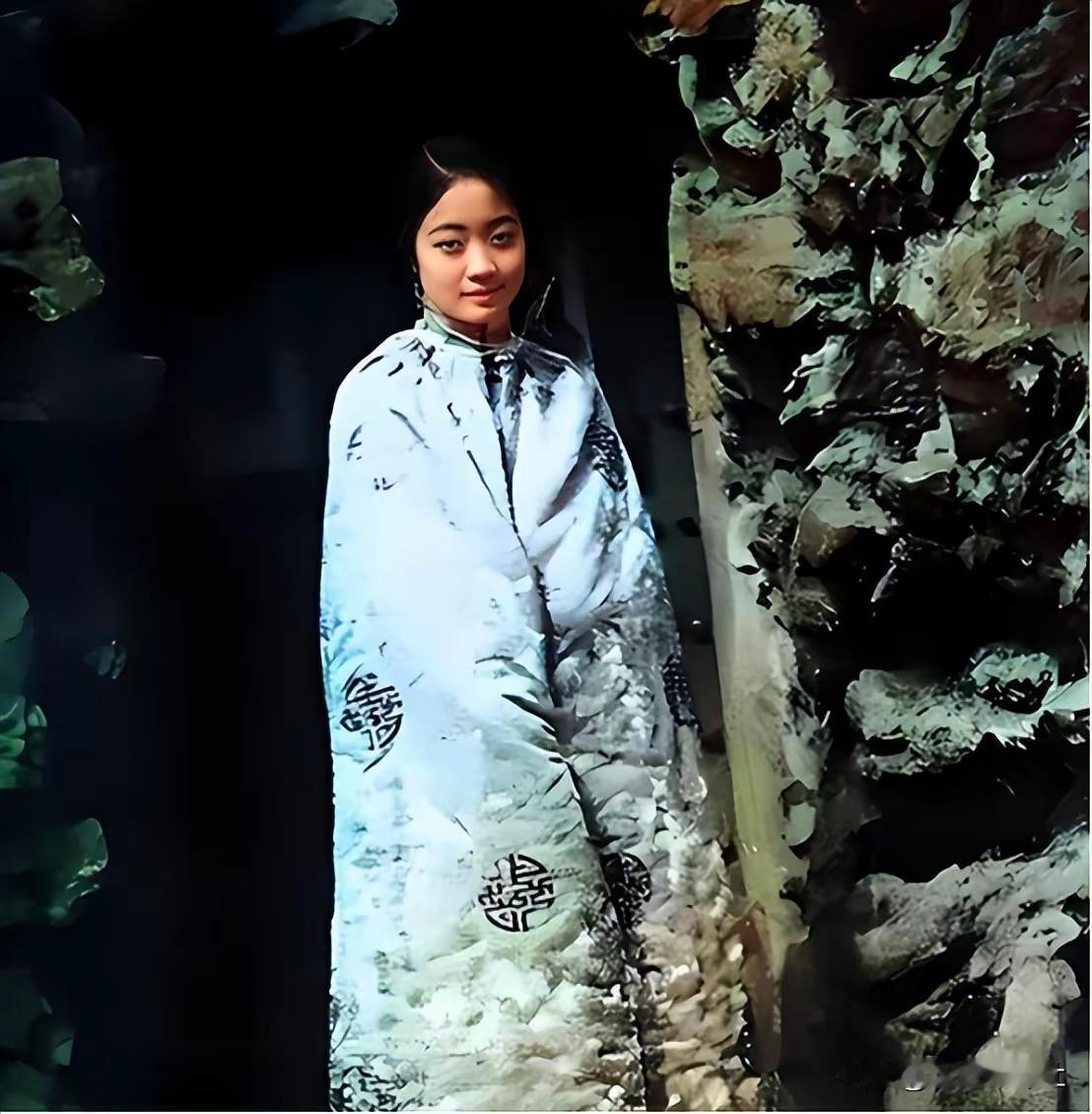 1922年，婉容在御花园的留影，貌美如花，39岁去世被扔乱葬岗

1922年，在