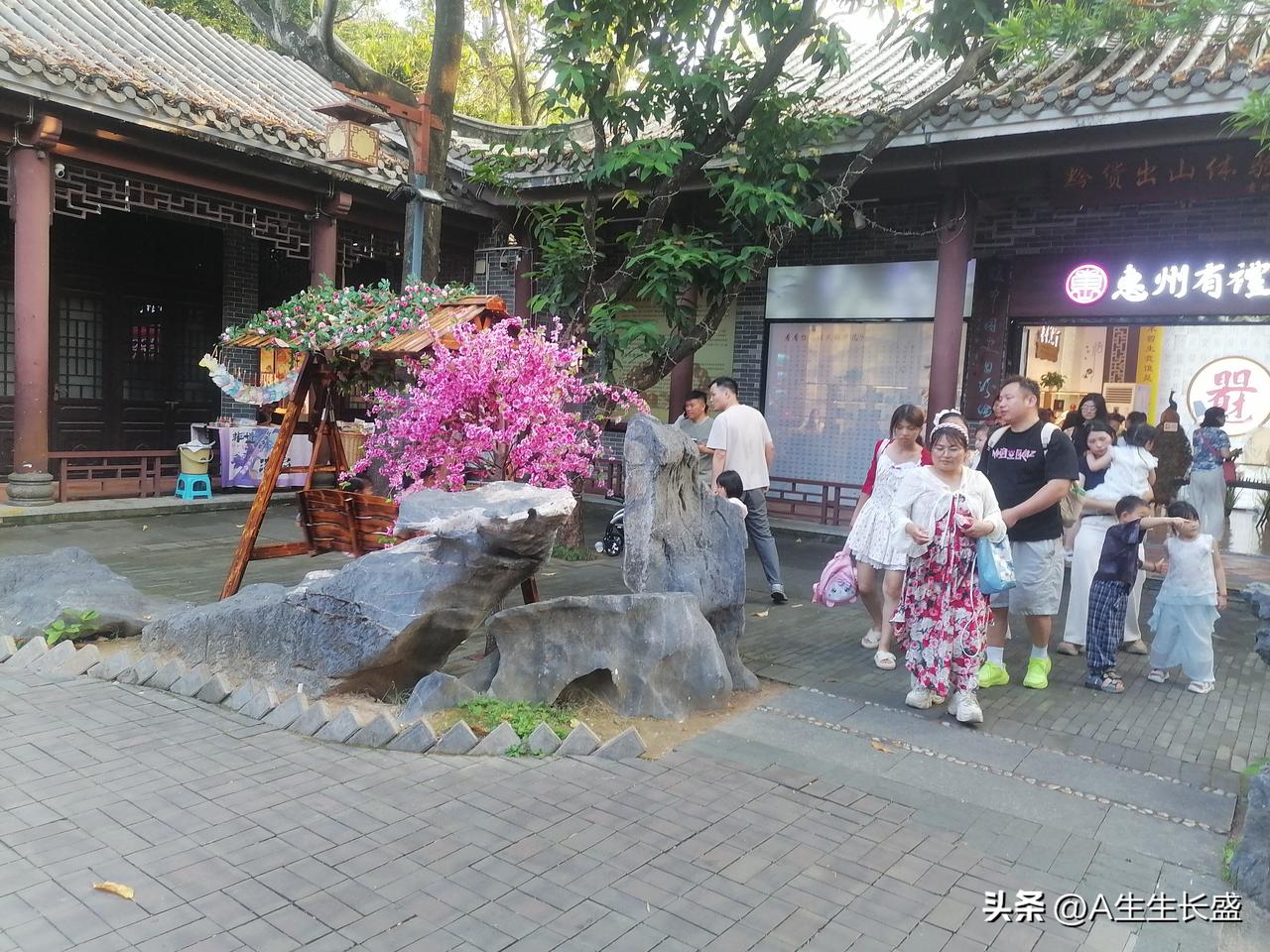游客都要进惠州有礼瞅瞅，或拍照留念，或购买手信等。