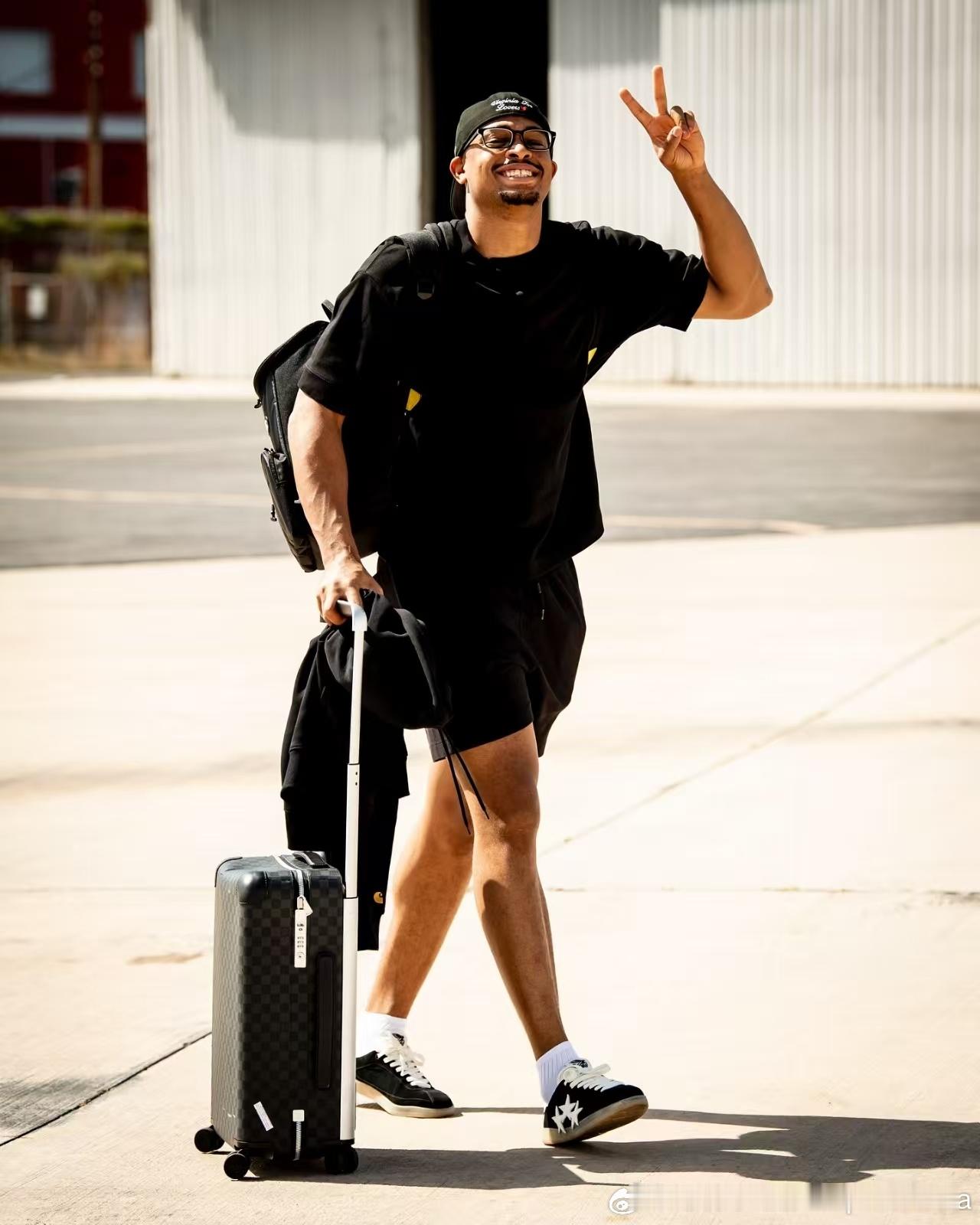 明天就要上班咯开心吗各位[泪] ​​​