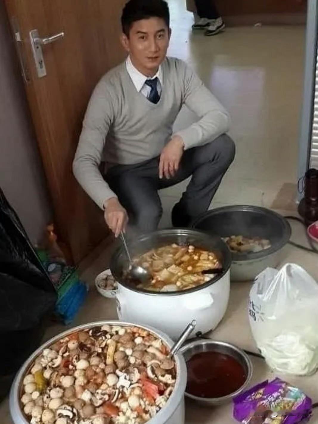 吴奇隆也太会了，在《步步惊心》剧组天天给刘诗诗煮大锅炖，老坛酸菜牛肉面配速食丸子