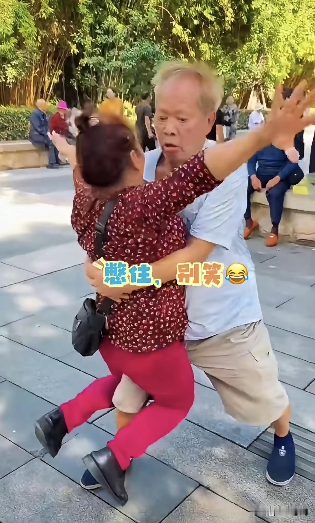 老年人跳广场舞是一件好事情，它既能锻炼身体又能消磨时间，解除寂寞，但绝不应该不能