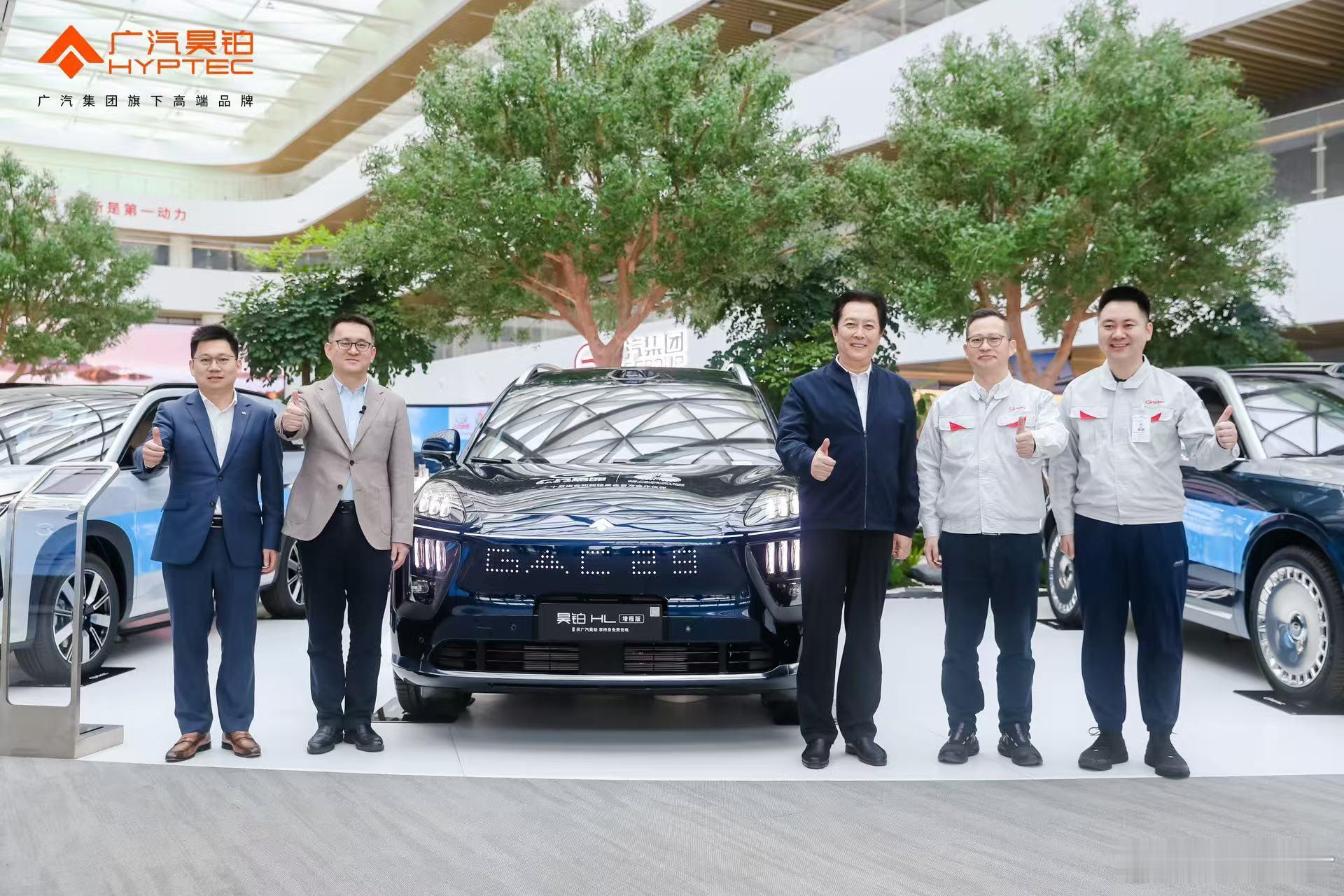 唐国强参观昊铂灯塔工厂深度体验昊铂A800品鉴旗舰科技魅力见证中国智造实力唐国强