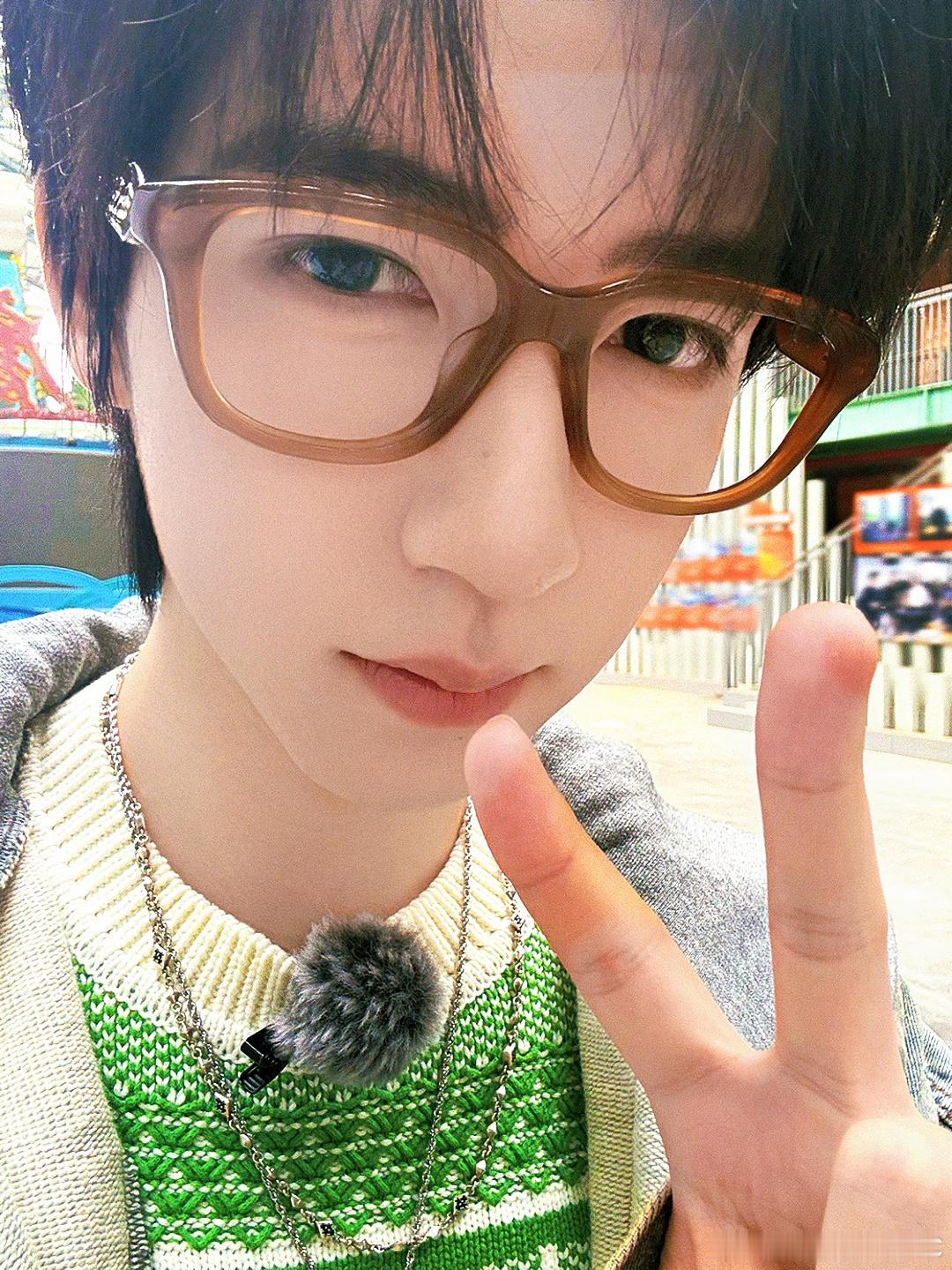 贺峻霖五十公里桃花坞6贺峻霖没少看短剧吧 tg：贺峻霖佩戴miumiu眼镜🤓好