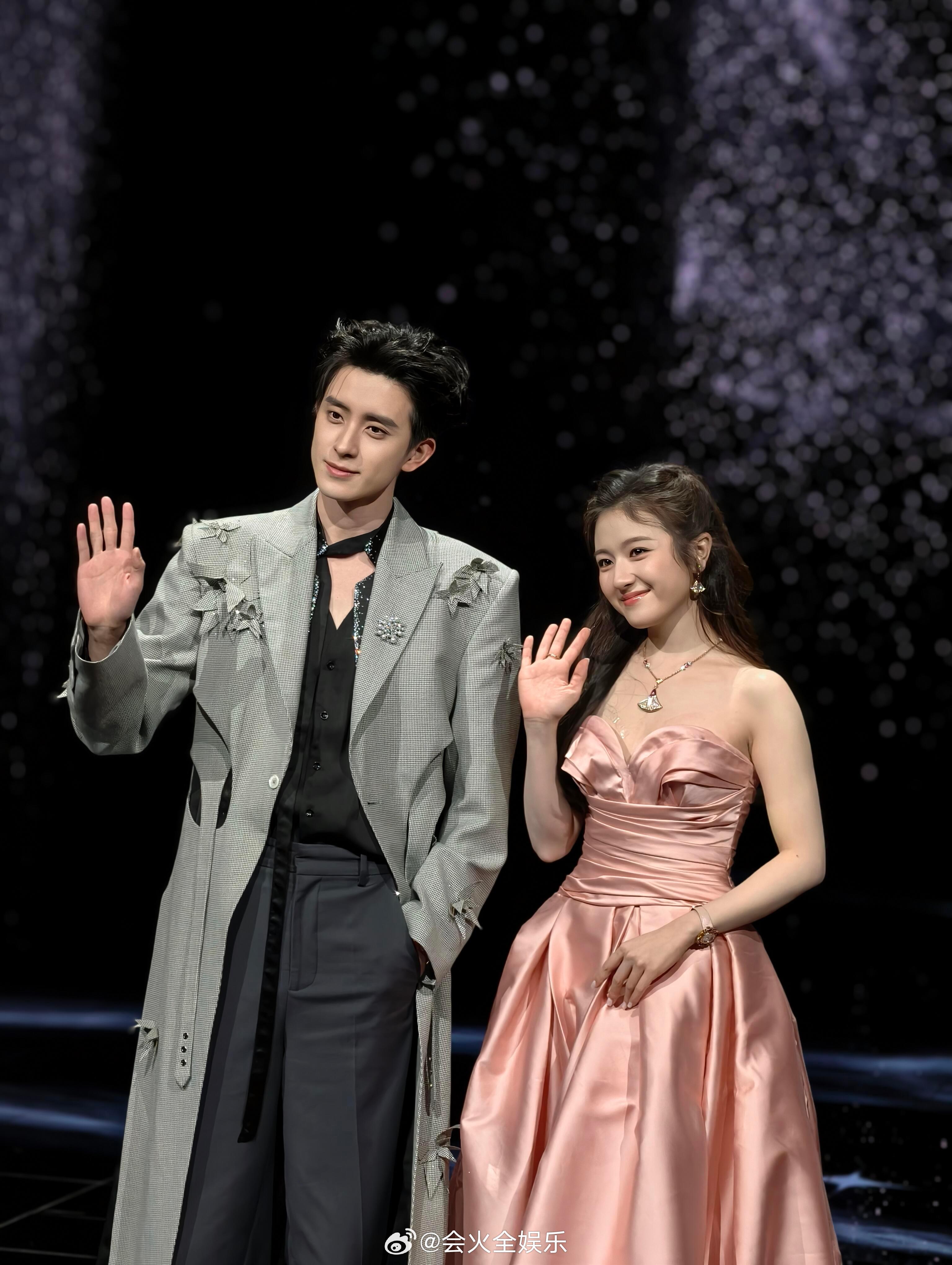 李兰迪敖瑞鹏挽手走红毯李兰迪敖瑞鹏红毯对视剪影 我的原生豹猫来的 