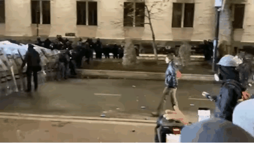 有点像科幻片，人的一条腿进去了，然后整个身体被吞噬，消失