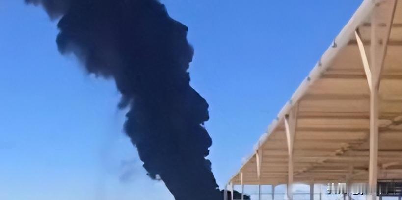 B52在爱德华兹基地摔了，八个人没出来。摔的不是一般的轰炸机，是全军唯一一架装了