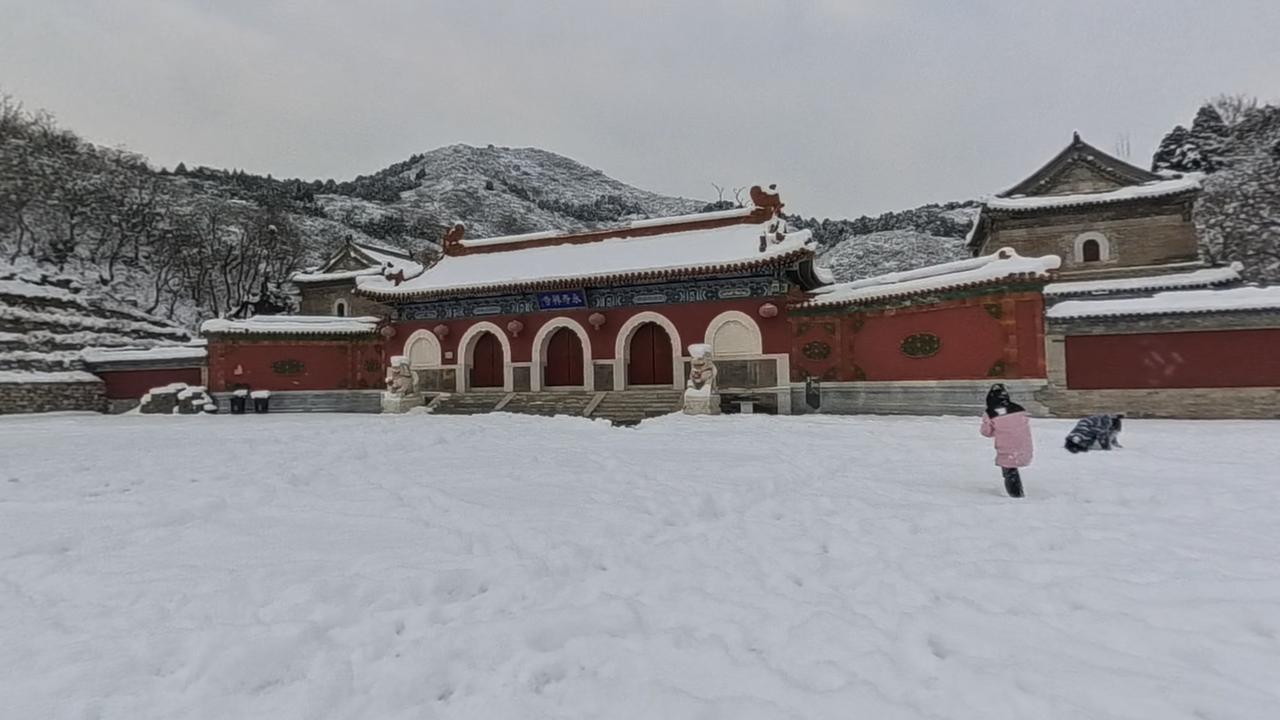 雪后徒步西山登峰揽胜步道，我仿佛闯入了某个异世界
这两天北京这场雪真是给山区来了