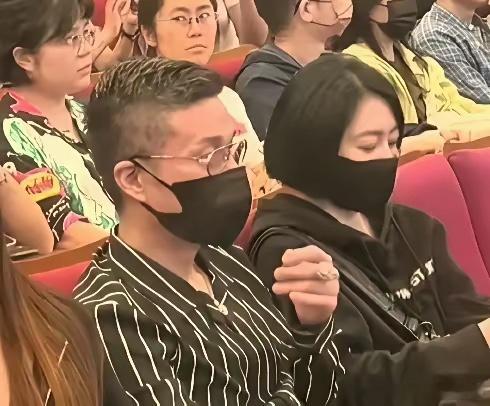 小S大女儿许曦文电影首映礼，小S和老公许雅均到场支持！她好像是客串出演，戏份应该