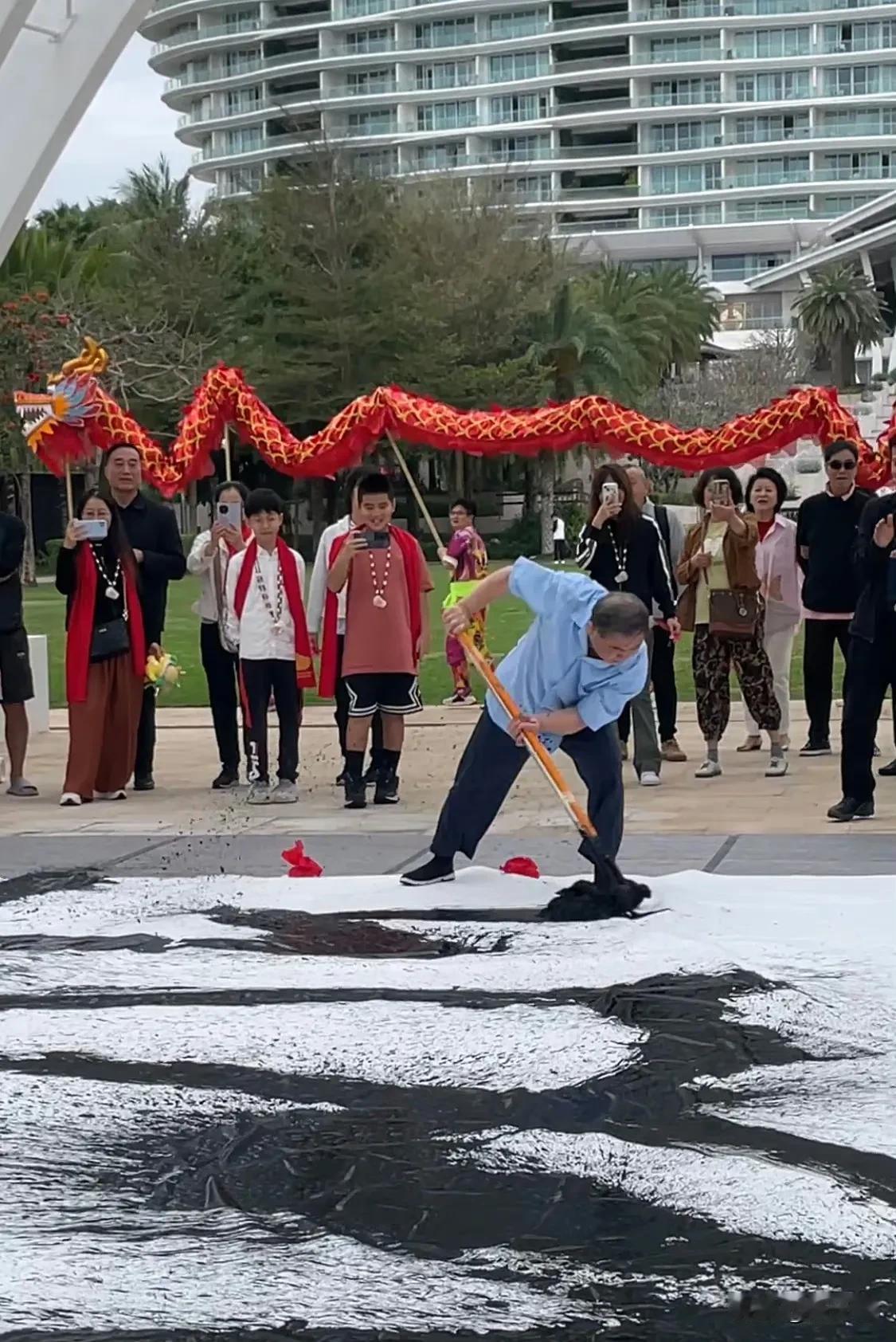 曾翔春节期间于海南三亚创作吼书巨幅大字“龙”！