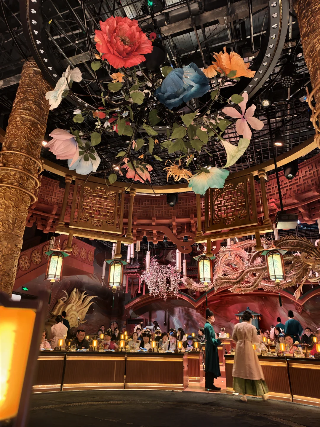 妈妈逢人便夸，说像走进大观园吃宴席！