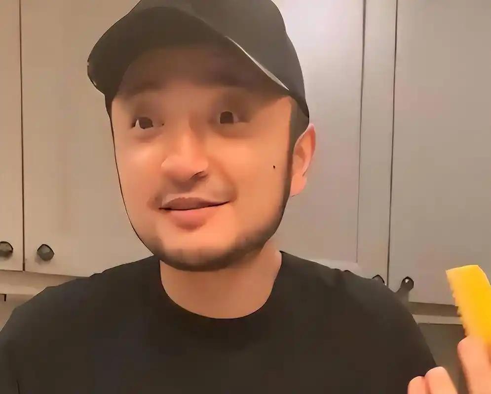 钱再多有什么用？43岁尼格买提连续12年坐镇春晚，手握金声奖，事业妥妥的人生赢家
