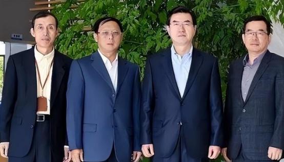 一家六口，五人拿美国护照，一人持绿卡，孩子从小学到大学读的都是美国名校，回国的时