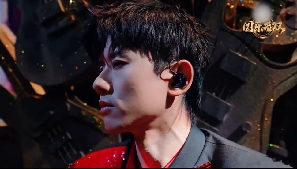张杰焕新演绎天下 谁能扛住张杰现场《天下》！国乐编曲搭配穿透力嗓音，抛去江山如画