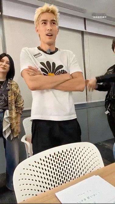 李佳琦伦敦合伙人直播像回转寿司合伙人高光时刻伦敦合伙人 伦敦合伙人的直播画风太清