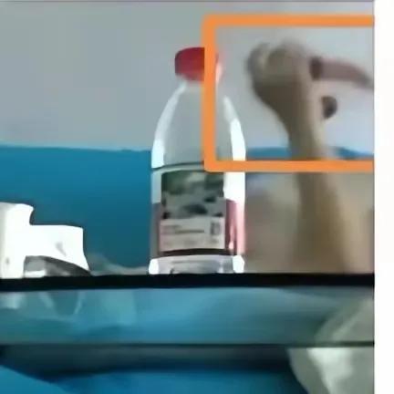 有谁认识曾医生手上拿的是什么。
祖院长的夫人，长得这么好看。
还是输的彻底。
家