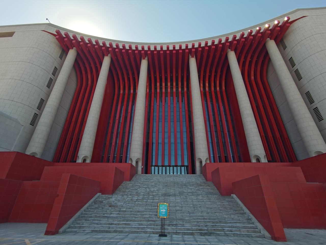 国内省级博物馆基本都去过了，感觉内蒙古博物院是全国博物馆外形最美的。

内蒙古博