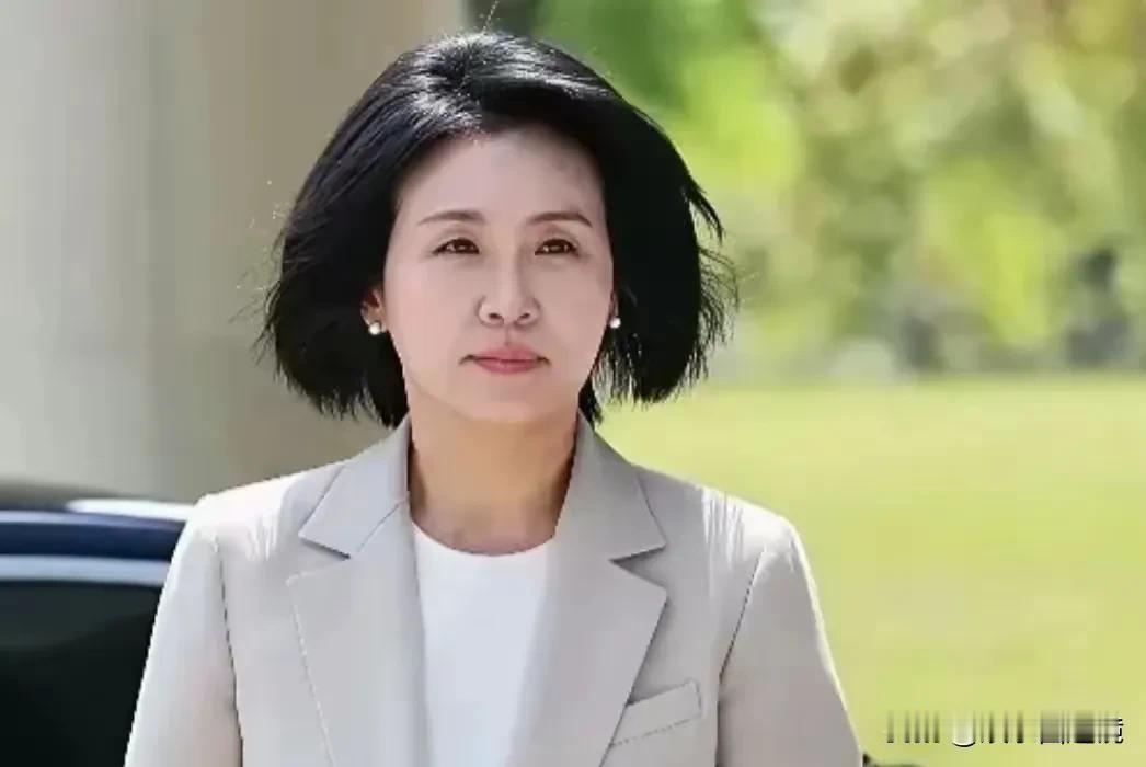韩国新旧第一夫人的对比，新夫人金惠景58岁，旧夫人金建希52岁。
从面相上看，新