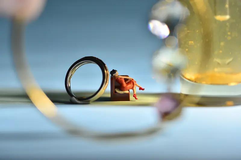 娶老婆很重要，娶对了，你咳嗽一声，她都以为你感冒了。娶错了，你上吊，她都以为你在