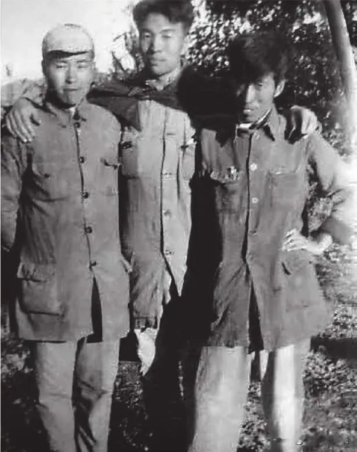 1941年，陶鲁笳、赖若愚、冷楚三位革命同志在太行山革命根据地留下了一张珍贵的合