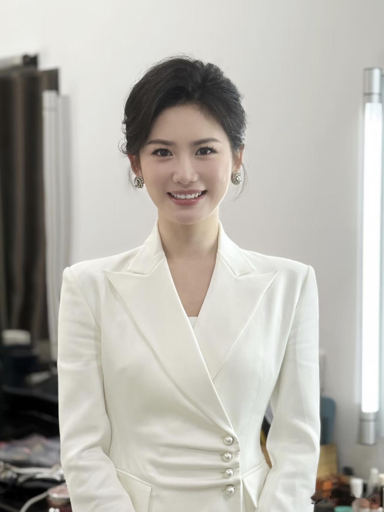 话筒是她的船桨，在声浪里摆渡人间烟火。嘉宝一笑，满座春风——温柔有锋芒，知世故而