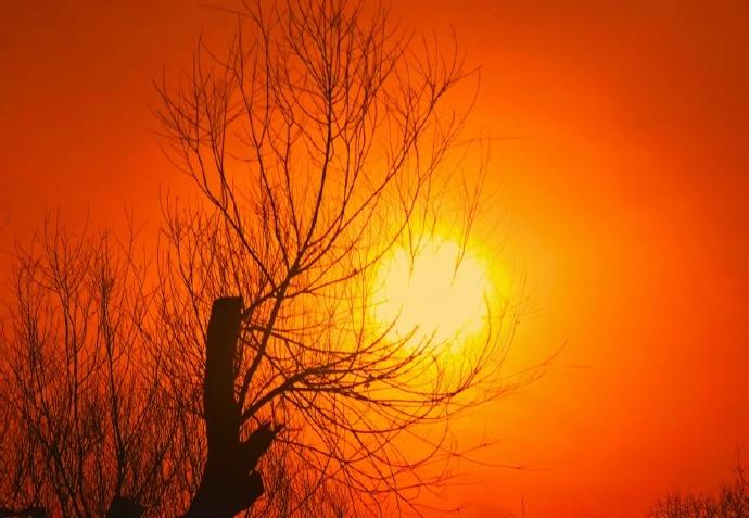 明天升旗时间07:24，降旗时间17:32。今天夜间阴转晴，南转北风二三间四级，