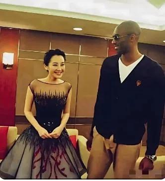 2008年北京奥运会落幕不久，科比与许晴在一场酒宴邂逅。身着抹胸小黑裙的许晴笑意