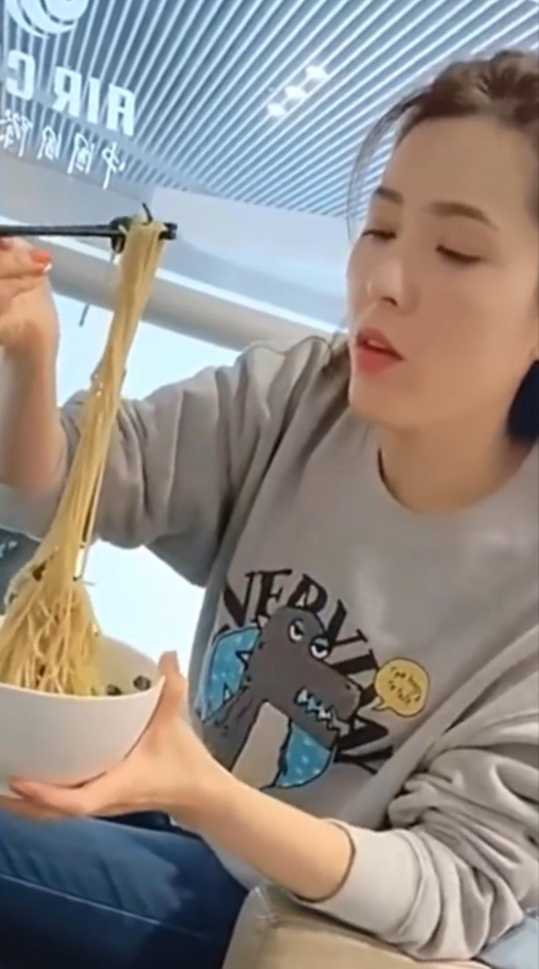 曾黎美女挑面，嗦面吃面的画面接地气！