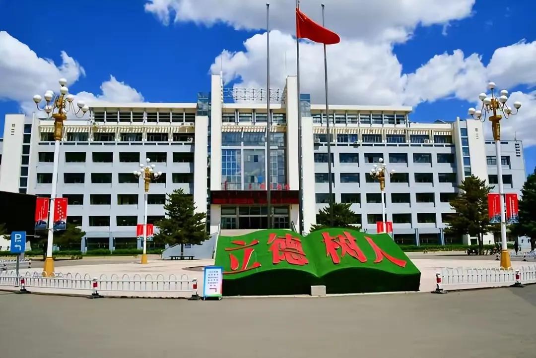 努力学习，身边就有好大学，读书是改变自己命运的捷径！
身边的总有人说要去远方找好