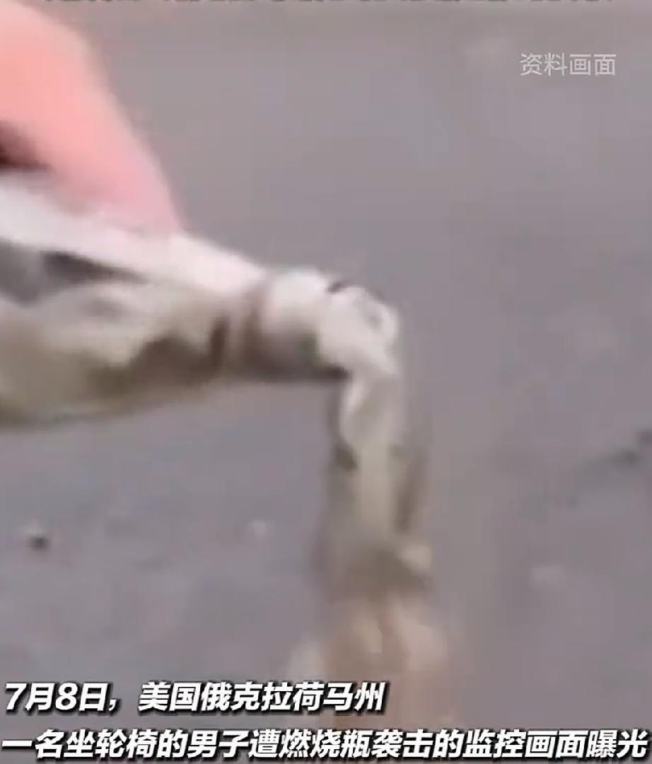 近日，美国俄克拉荷马州。一名坐轮椅的男子在路上前行，突然发现一名黑衣男子向他冲过