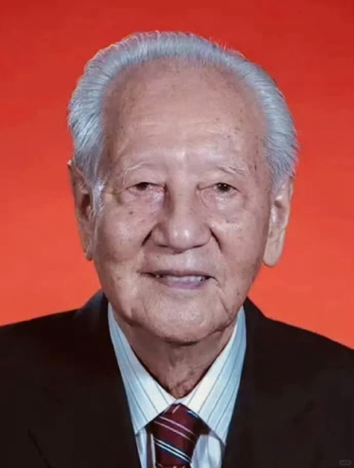 为核潜艇英雄黄旭华先生停留一秒！  点赞致敬！ 