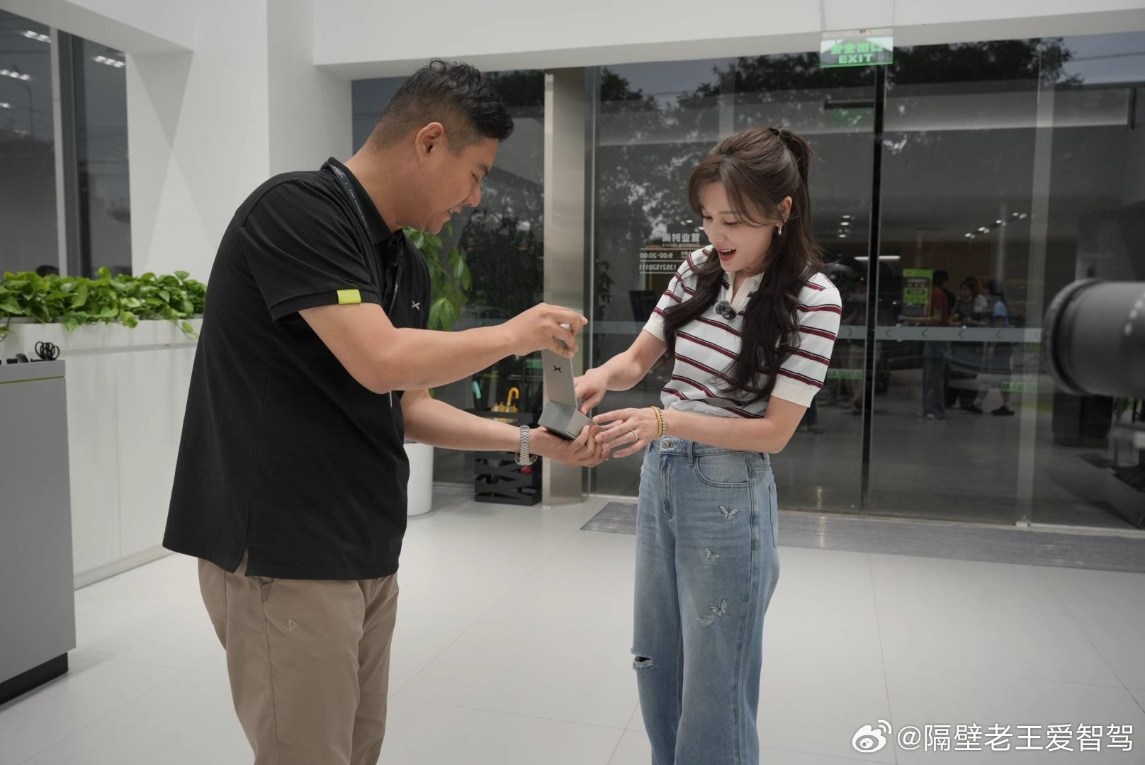 一键隐私，世界清静。叶一茜坐进GX的瞬间就懂了——从透明到深色，丝滑切换的不只是