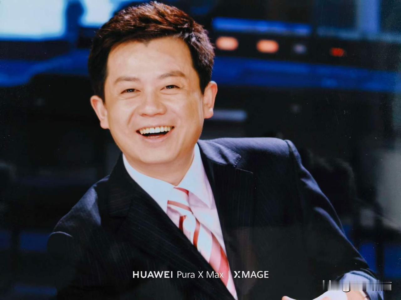 《成视新闻》主播谢伟 （图片3.）走基层到崇洲拍摄新闻。抓拍当地新建文化广场镜头