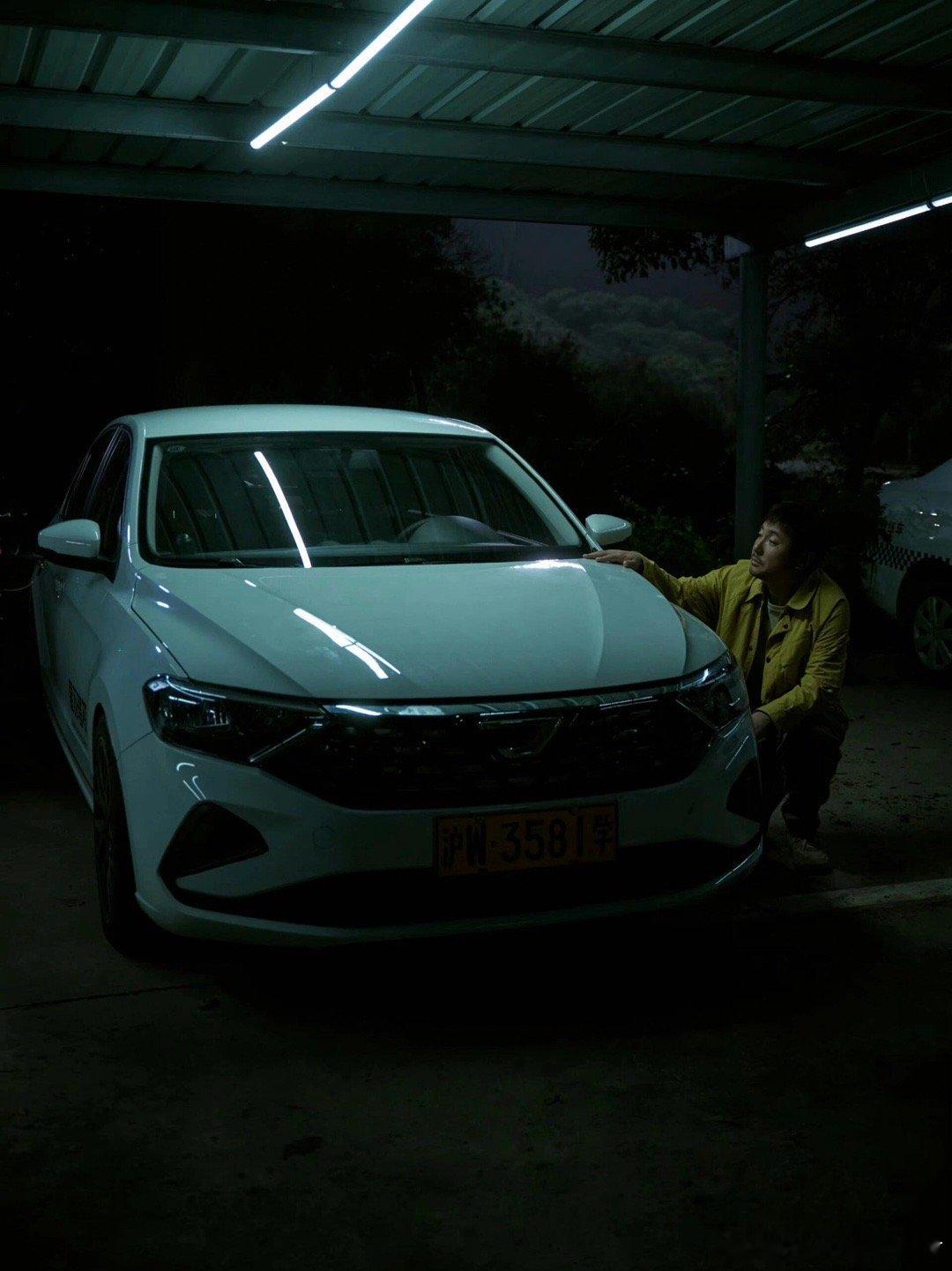 沈腾 想起来了全想起来了 郝建在《飞驰人生3》惊喜返场！沈腾即兴甩围巾的动作，瞬