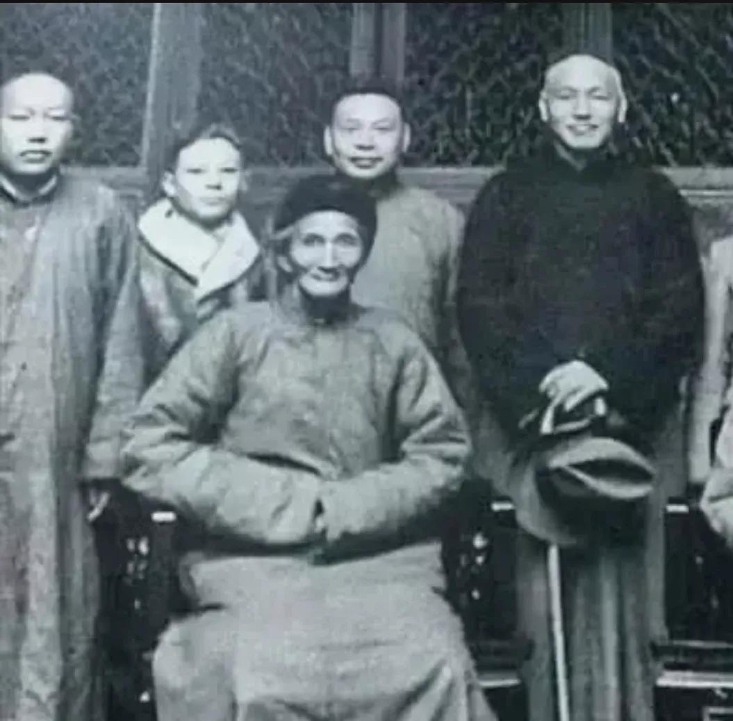 1949年，浙江溪口，蒋中正专程拜访舅妈蒋妙月，两人留下了这一张合影，照片中的蒋