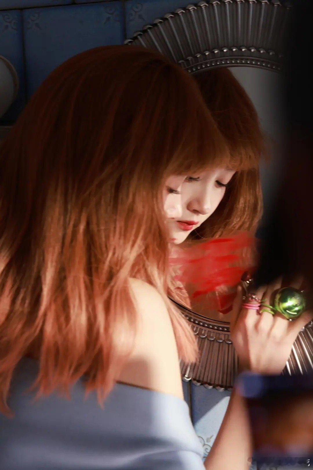 看看陈漫拍的关晓彤瑞丽开年封怎么样？主题是漫游奇境很适合她耶 