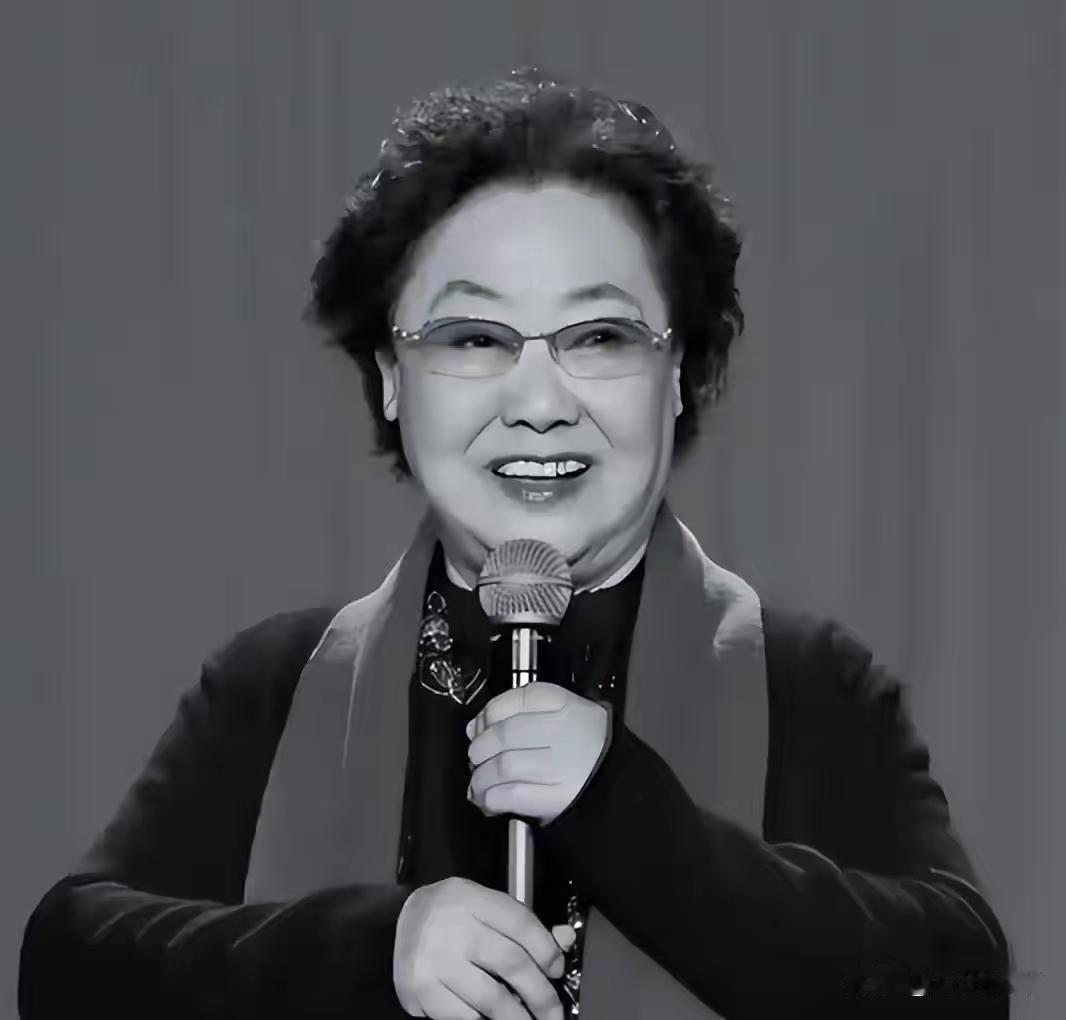 97岁“人民艺术家”郭兰英去世，
最坐不住的不是90岁的李明启，
也不是82岁的
