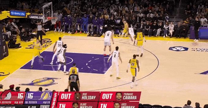 造犯规的神！里夫斯这急刹车真稳！
在今天NBA常规赛湖人对阵开拓者的第一节比赛中